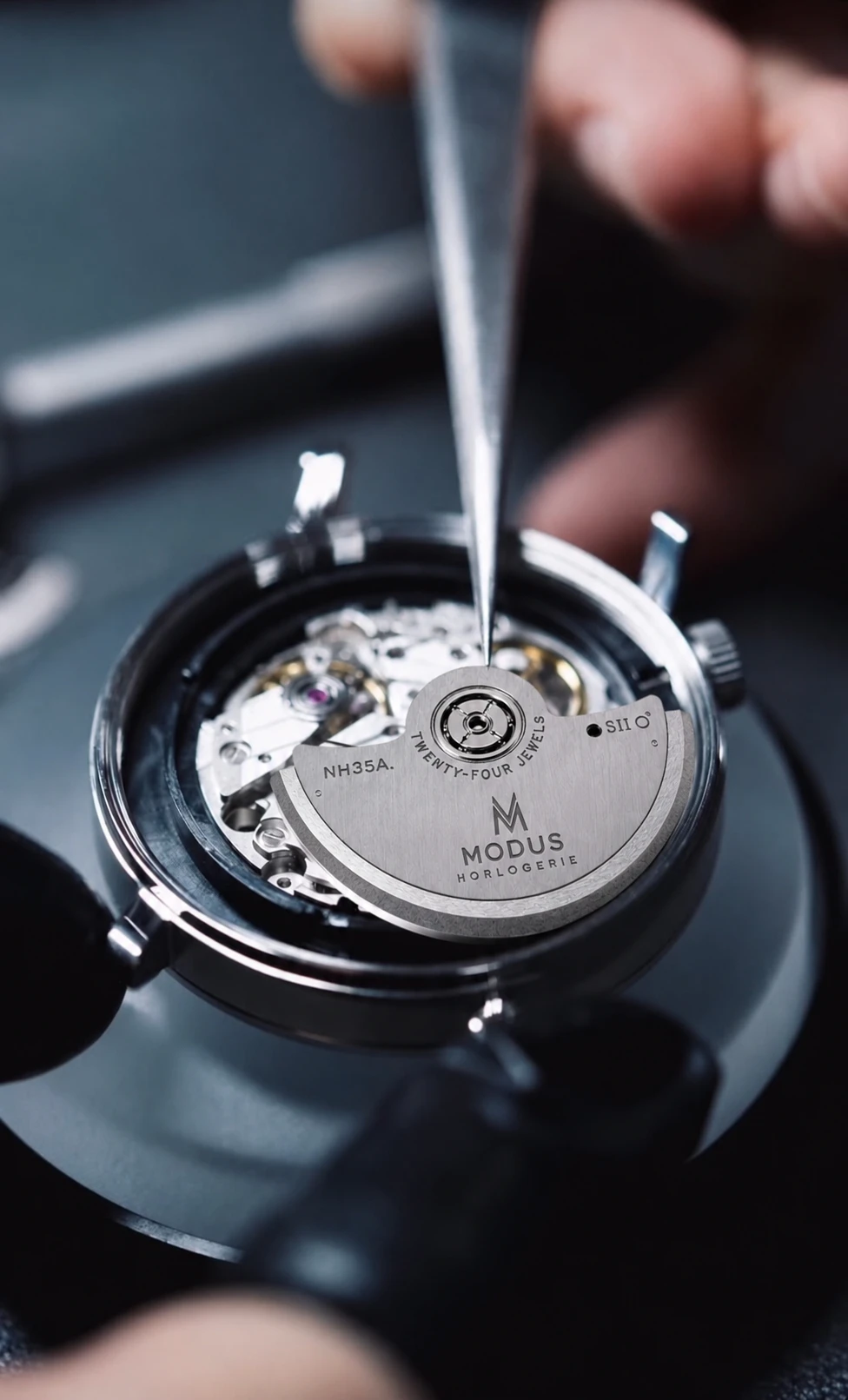 Modus Horlogerie engraved rotor fitted on the movement