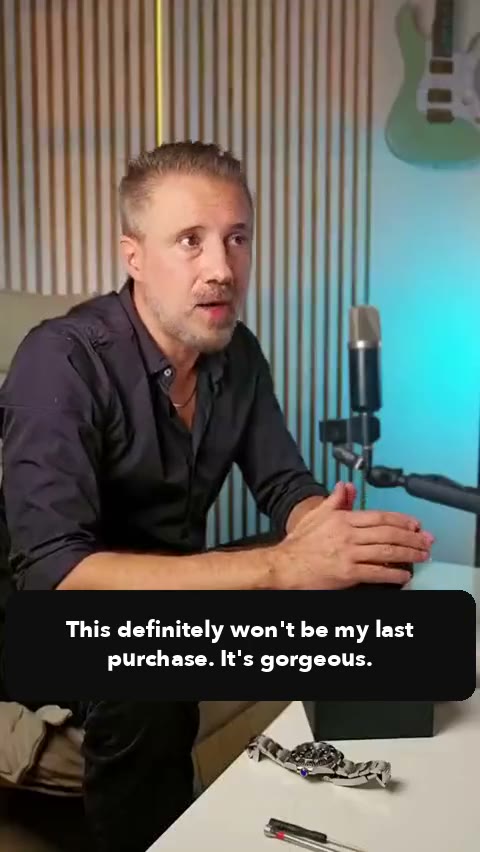 Modus customer filming their watch on delivery